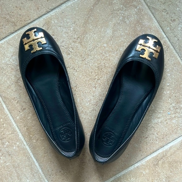 Tory Burch Black Leather Ballet Flats with large Golden Logo - Picture 4 of 12